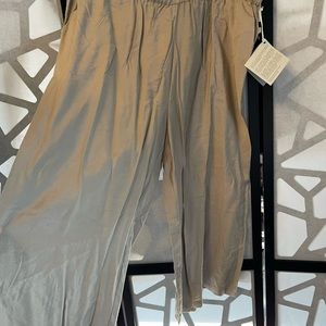 Marla Wynne, NEW, beautiful very lightweight rayon/nylon dressy pants.